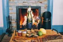 Load image into Gallery viewer, Picpoul wine. White wine oyster set. Mersea oysters.