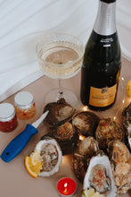 Load image into Gallery viewer, Champagne and oyster gift set. 