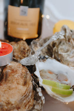 Load image into Gallery viewer, Christmas gift set. Champagne and oysters 