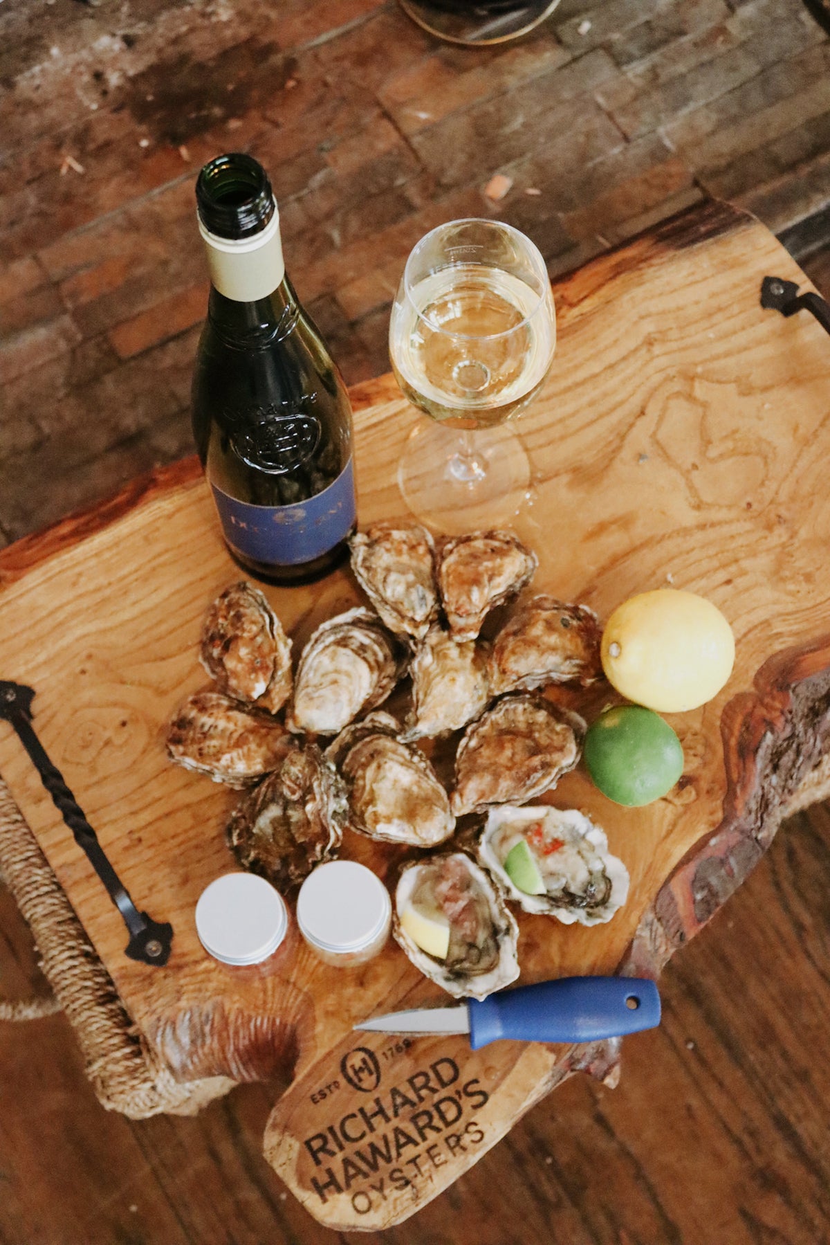 Picpoul and oysters gift set. Oysters with shucking knife. 